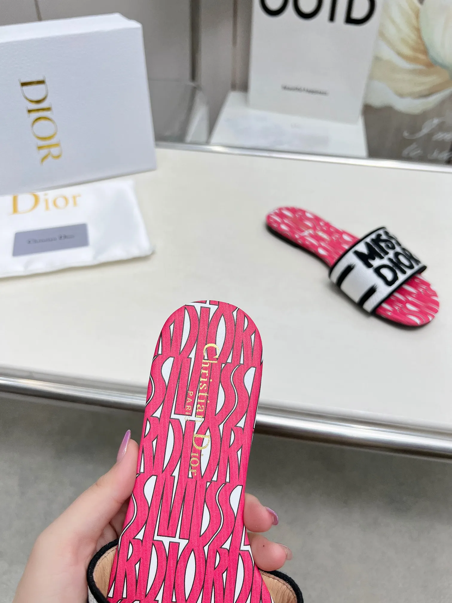 👟👟Ex-factory price 300👟👟 •Dior women's presbyopic embroidered leather-soled slippers Christian Dior has always been synonymous with magnificence and elegance, and has always been at the top of the fashion world👍 What is particularly worth mentioning is: the embroidered ✨ pattern on the sole, which reproduces one of the cherished symbols of Christian Dior✅More than a hundred colors to choose from ◽️️Upper: selected top-quality embroidered cotton ◽️Inner lining: imported sheepskin ◽Number 35-40 (41.42.43 customized)